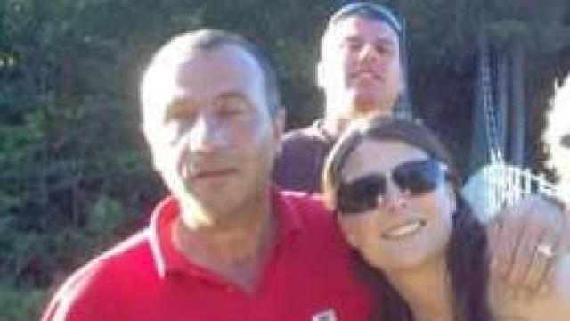 Jose Manuel con sus hijos Demelsa y Roberto.