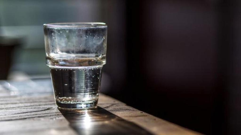 Un vaso de agua de toda la vida que, por mucho que lo calientes, no va a provocar ningún milagro.