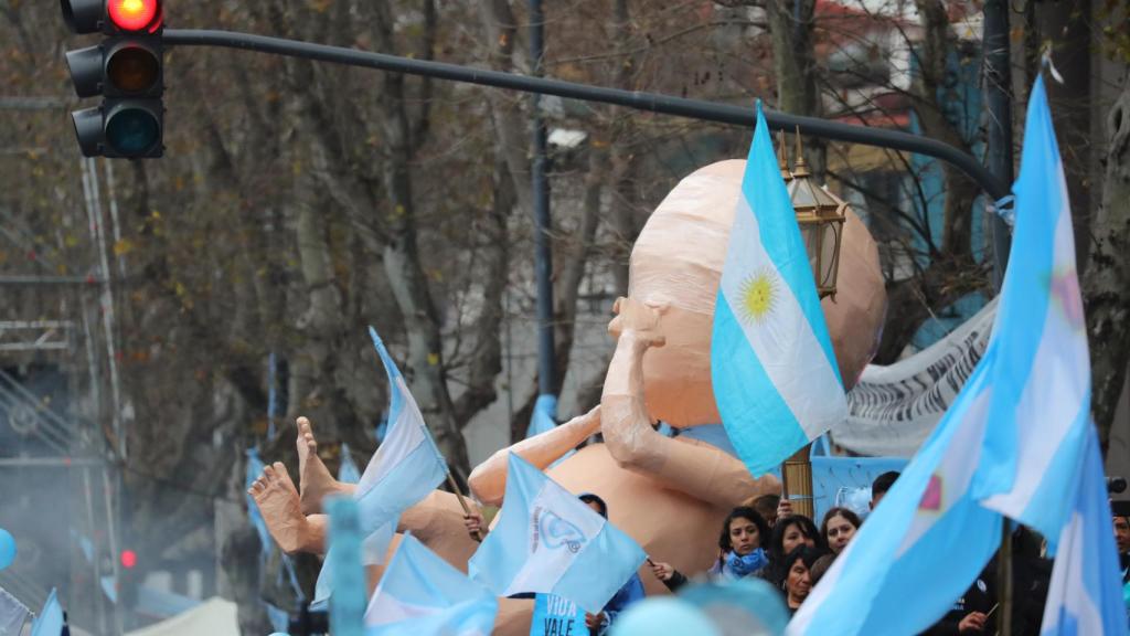 Grupos antiabortistas, a las puertas del Senado de Argentina.