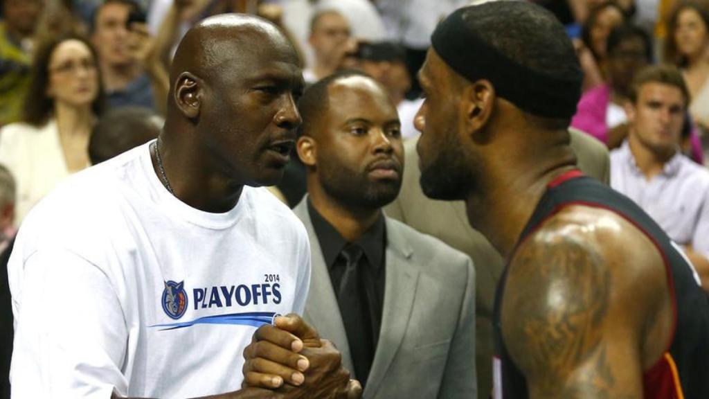 Michael Jordan y Lebron James se saludan en un partido.