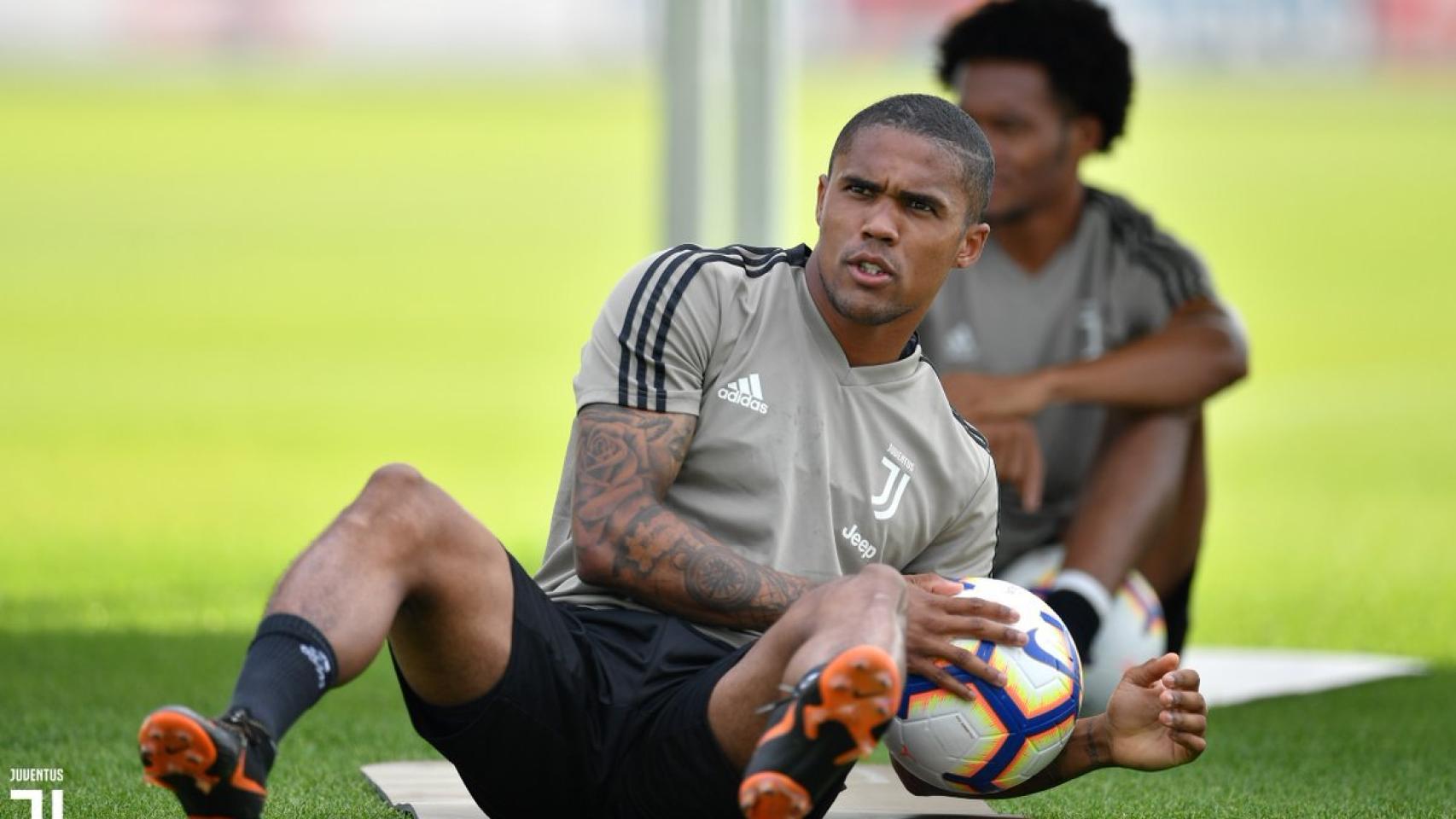 Douglas Costa durante un entrenamiento de la Juventus.