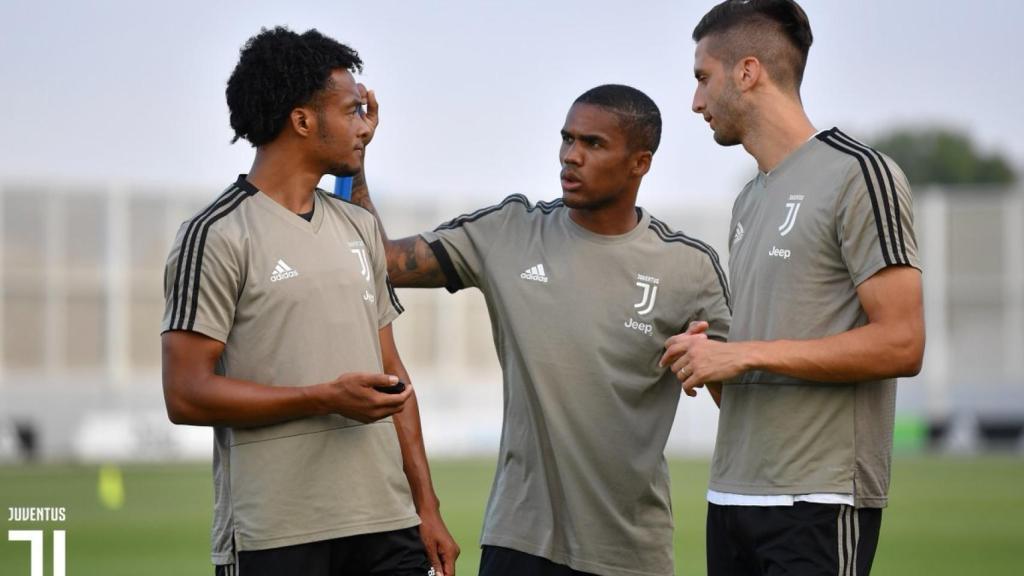 Douglas Costa junto a Cuadrado.