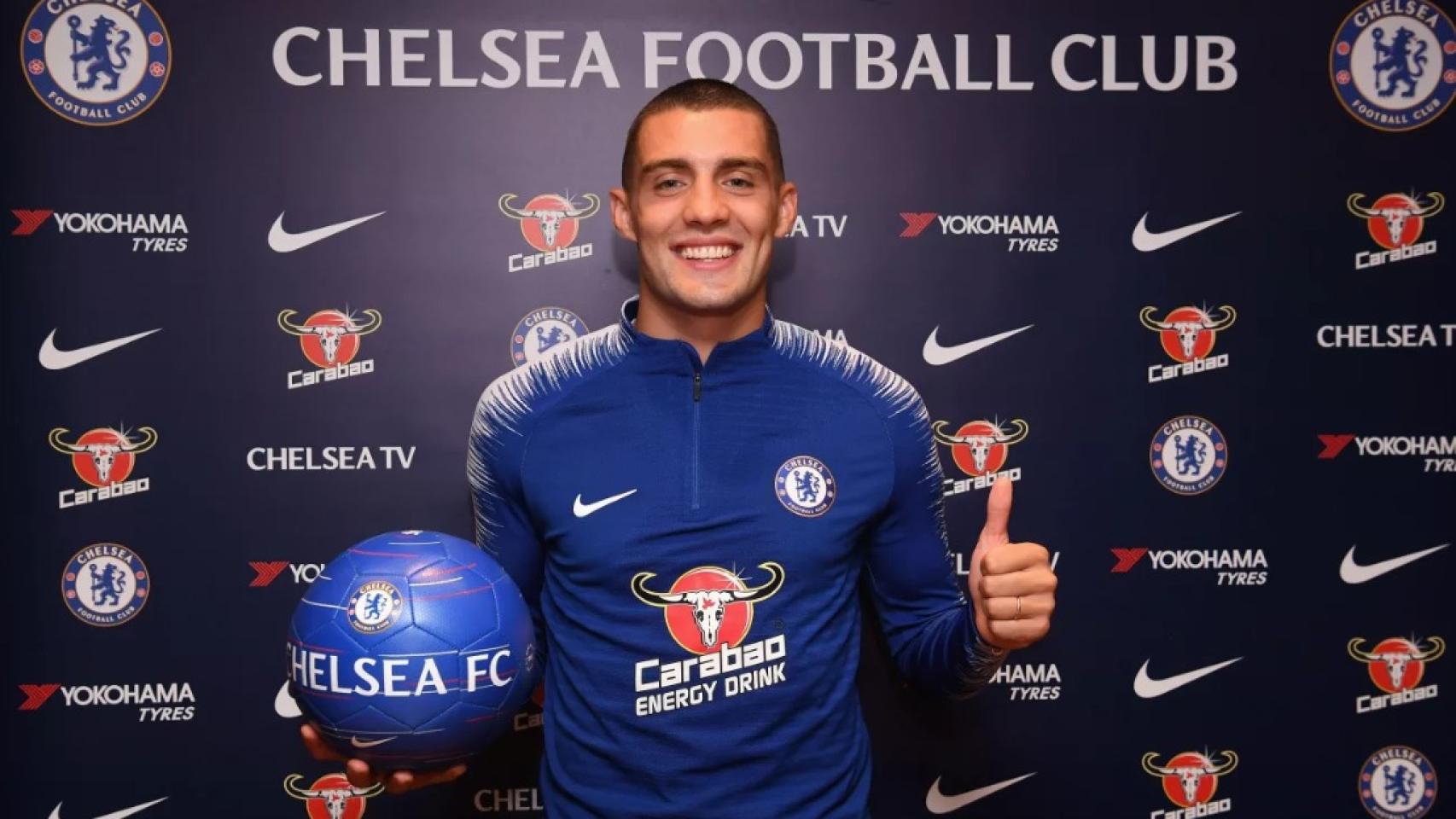 Kovacic posando como nuevo jugador del Chelsea. Foto: chelseafc.com