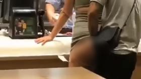 Pillados teniendo sexo en la barra de un McDonald's