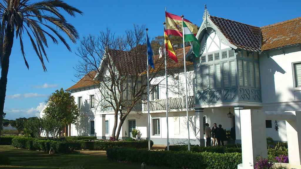 Parque Nacional de Doñana, palacio de las Marismillas (a la izquierda al fondo, la alberca-piscina) y alrededores, en una visita de la reina Sofía en abril de 2014, foto Eduardo del Campo (12)