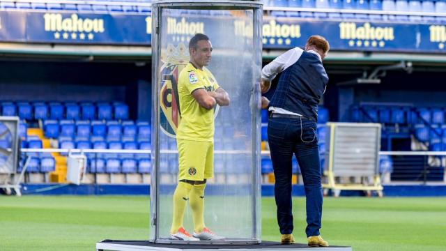 Santi Cazorla junto al mago Yunke en su presentación con el Villarreal. Foto: Twitter (@VillarrealCF)