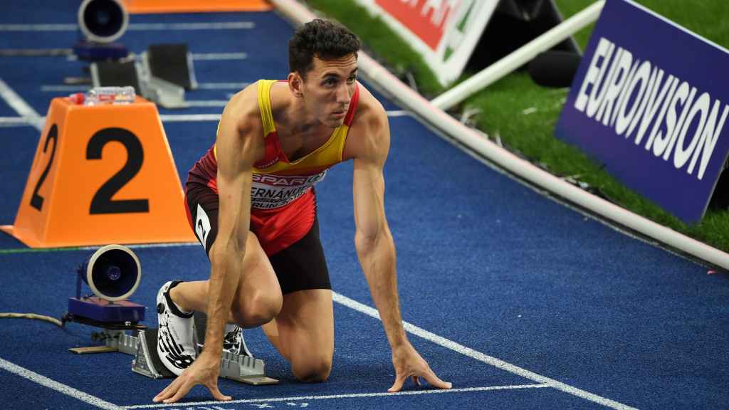 Sergio Fernández, colocado en los tacos de salida antes de la final del 400m vallas.