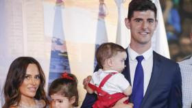 Courtois y Marta junto a sus hijos en la presentación.