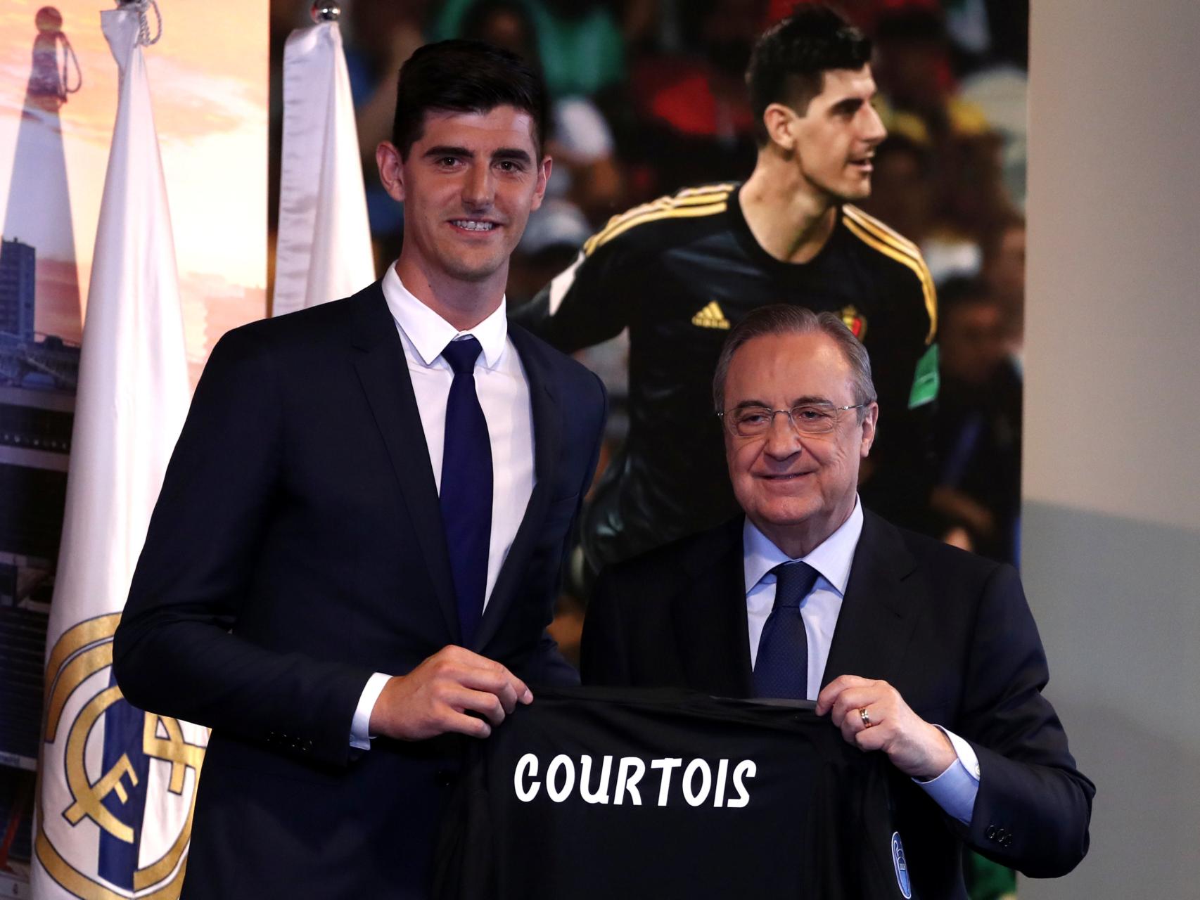 Thibaut Courtois posa con la camiseta del Real Madrid junto a Florentino Pérez