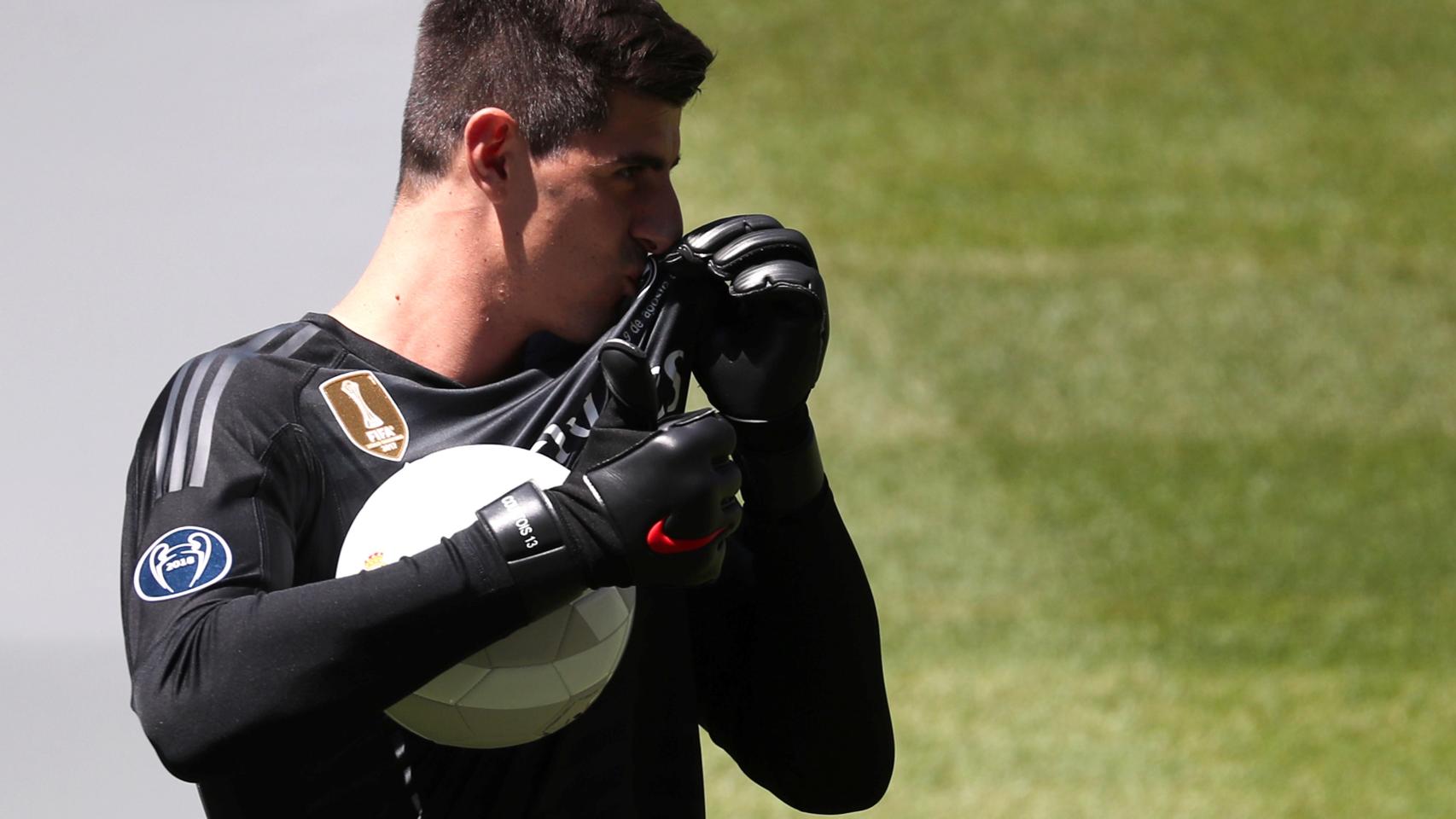 Thibaut Courtois, besa el escudo del Real Madrid en su presentación