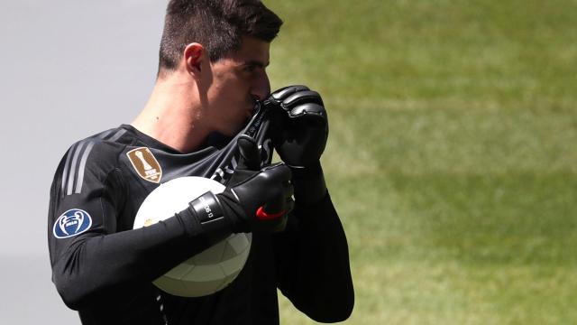 Thibaut Courtois, besa el escudo del Real Madrid en su presentación