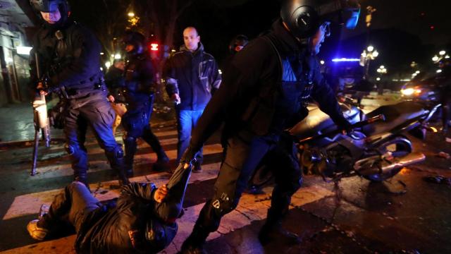 Un hombre detenido durante los disturbios en Buenos Aires.