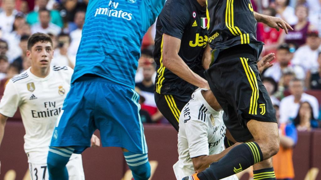 Casilla atrapando un balón durante un partido del Madrid