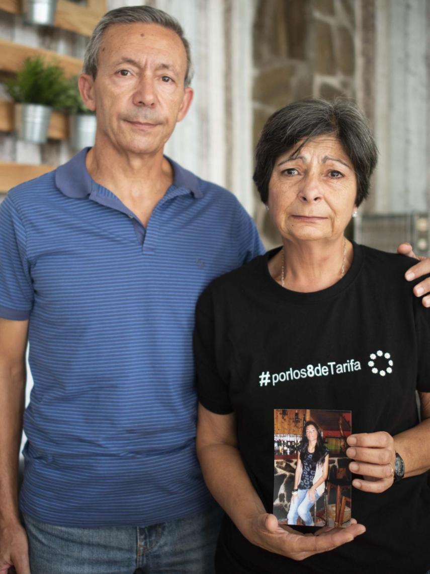 Los padres de Sara, una de las dos fallecidas, muestran una foto de su hija.