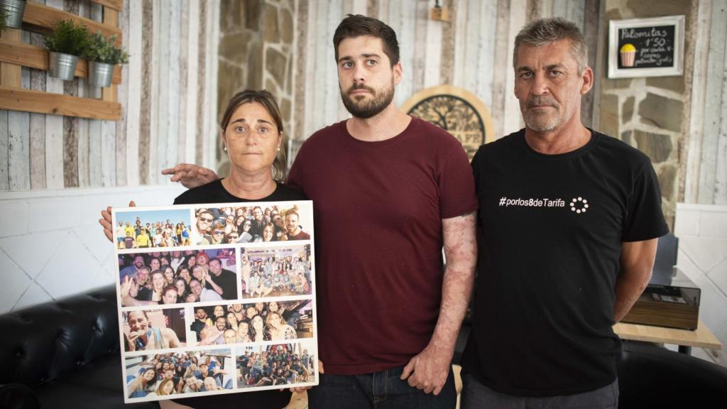 Los padres de Mariluz, con su hermano Quisco en el centro, muestran un collage de fotos de la joven fallecida.