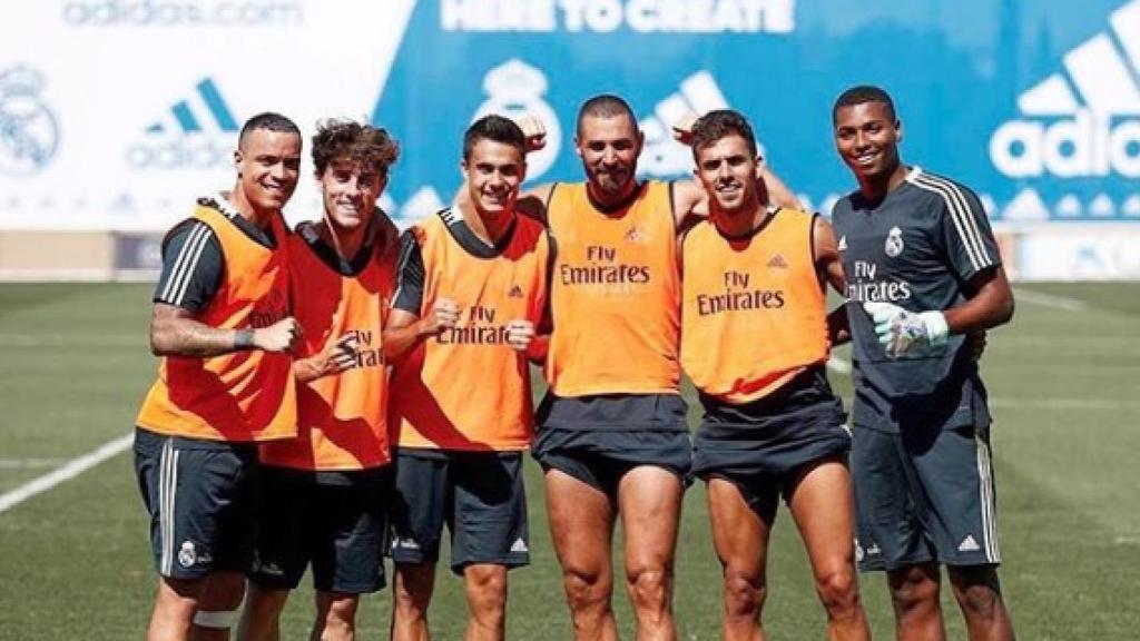 Moha Ramos, con los jugadores del Real Madrid.