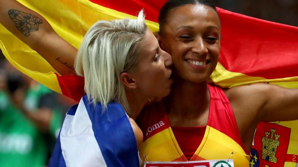 Peleteiro y la griega Paraskeví Papahrístou celebran sus medallas.