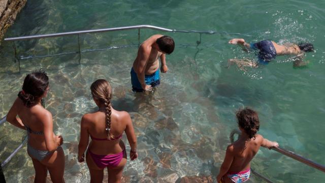 Bañistas en la playa de La Concha, en San Sebastián.