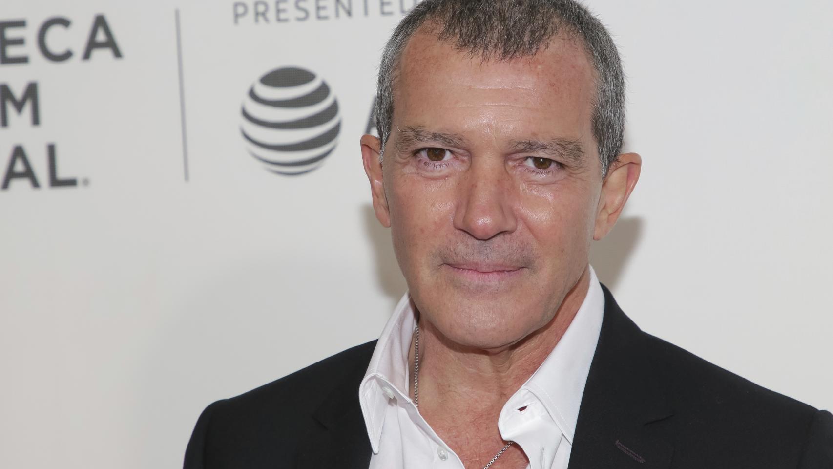 Antonio Banderas posando sonriente en la premiére de 'Genius'.