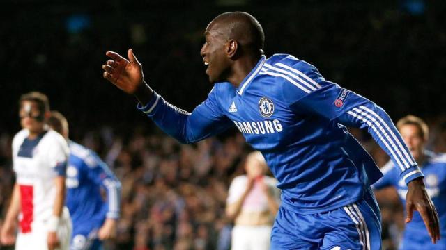 Demba Ba, durante un partido con el Chelsea