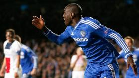 Demba Ba, durante un partido con el Chelsea