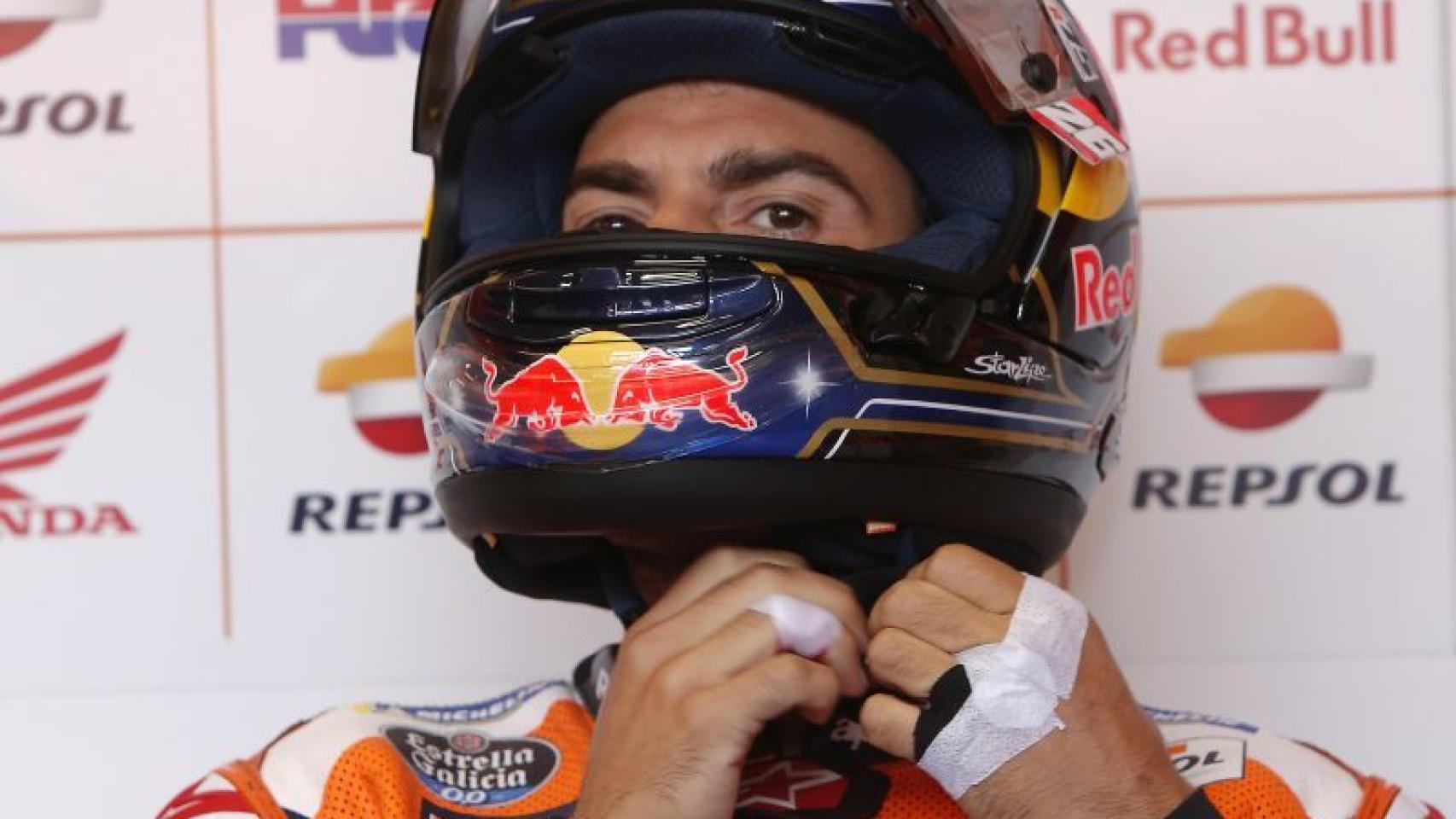 Dani Pedrosa se ajusta el casco antes de salir a rodar en el Red Bull Ring.