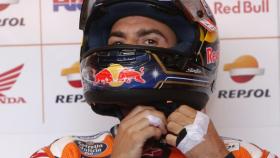 Dani Pedrosa se ajusta el casco antes de salir a rodar en el Red Bull Ring.