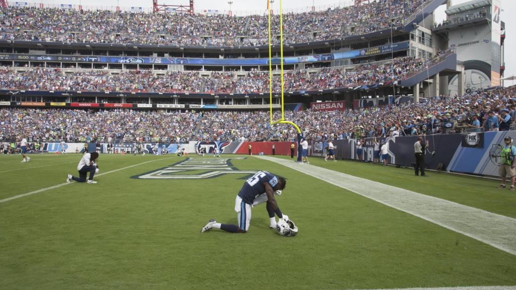 Jugadores de la NFL protestando durante el himno de Estados Unidos