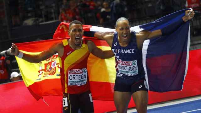 Orlando Ortega celebra su bronce con el francés Martinot-Lagarde, nuevo campeón de Europa.