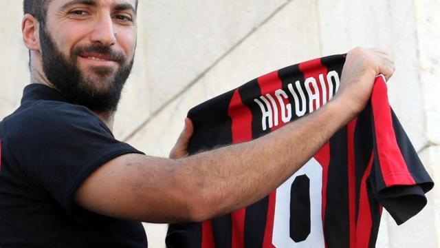 Higuaín, con el '9' del Milan