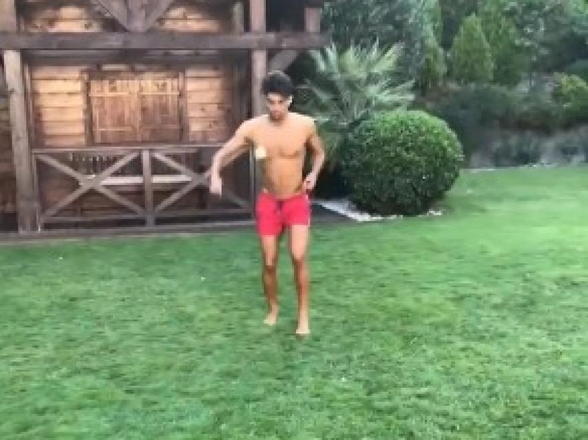 Enzo Zidane dando toques a una pelota de tenis