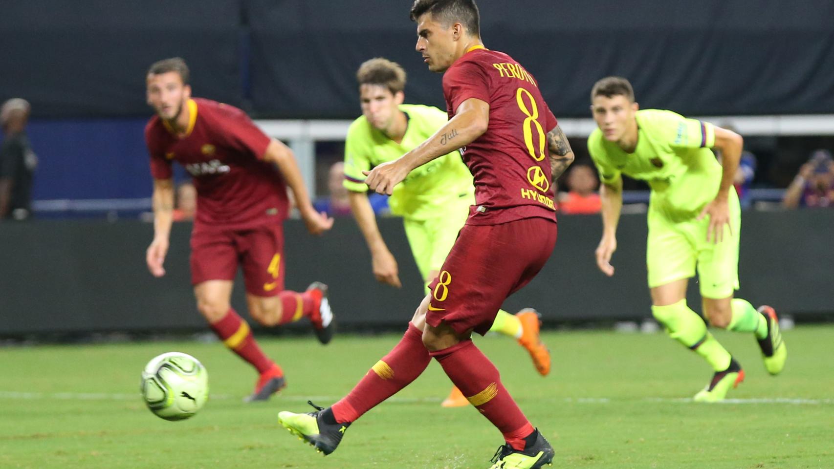 Perotti dispara a puerta durante un partido de pretemporada