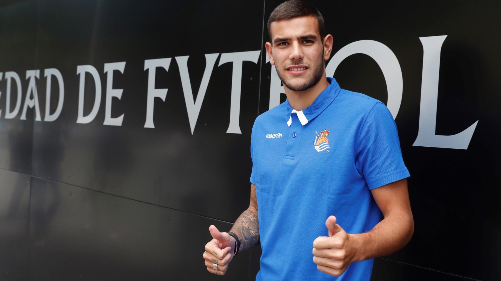 Theo posa junto al escudo de la Real Sociedad.