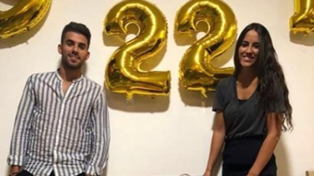 Dani Ceballos, junto a su pareja, María Sánchez. Foto: Instagram (@danifuli10)