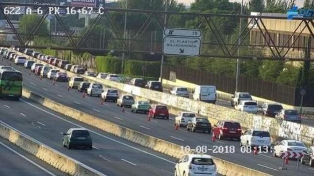 La A6 en sentido Madrid, cortada por un socavón que provoca 4 km de atasco