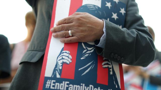 Una pancarta durante una protesta por la política migratoria de trump.