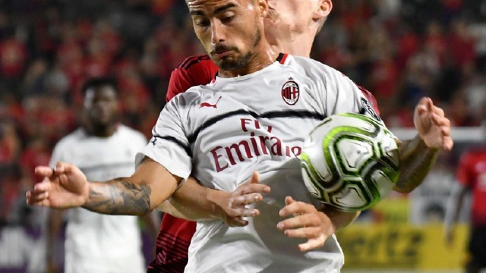 Suso disputando un balón frente al Manchester United