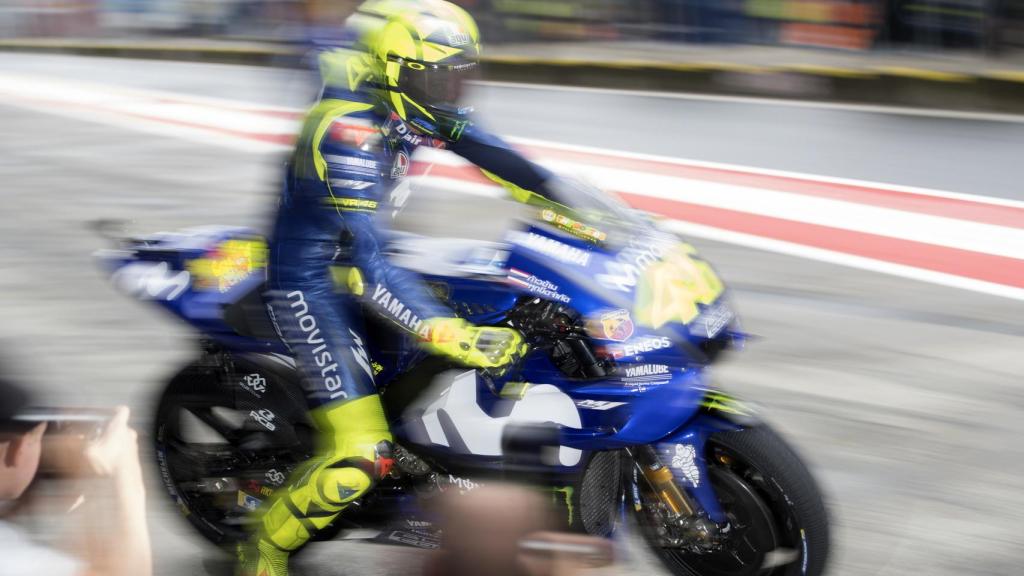 Valentino Rossi sale del box, en el circuito Red Bull Ring de Spielberg.