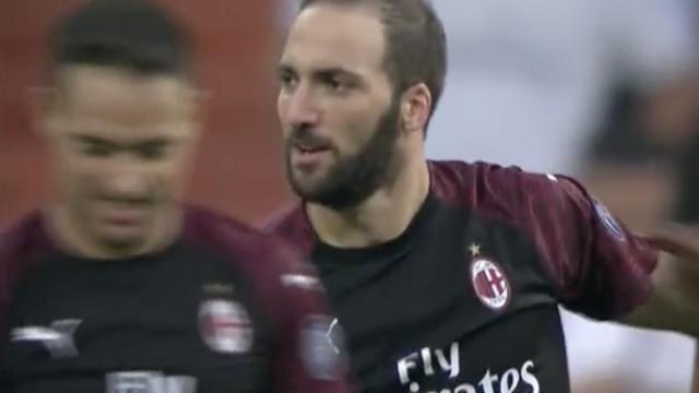 Higuain no celebra su gol ante el Real Madrid en el trofeo Santiago Bernabéu