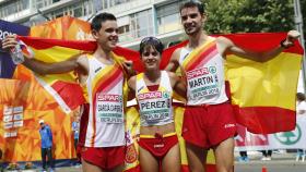 Diego García, María Pérez y Álvaro Martín celebran sus medallas.