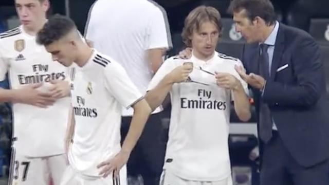 Modric, escuchando las órdenes de Julen Lopetegui