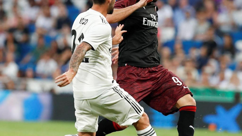 Gonzalo Higuaín, defendido por Isco Alarcón