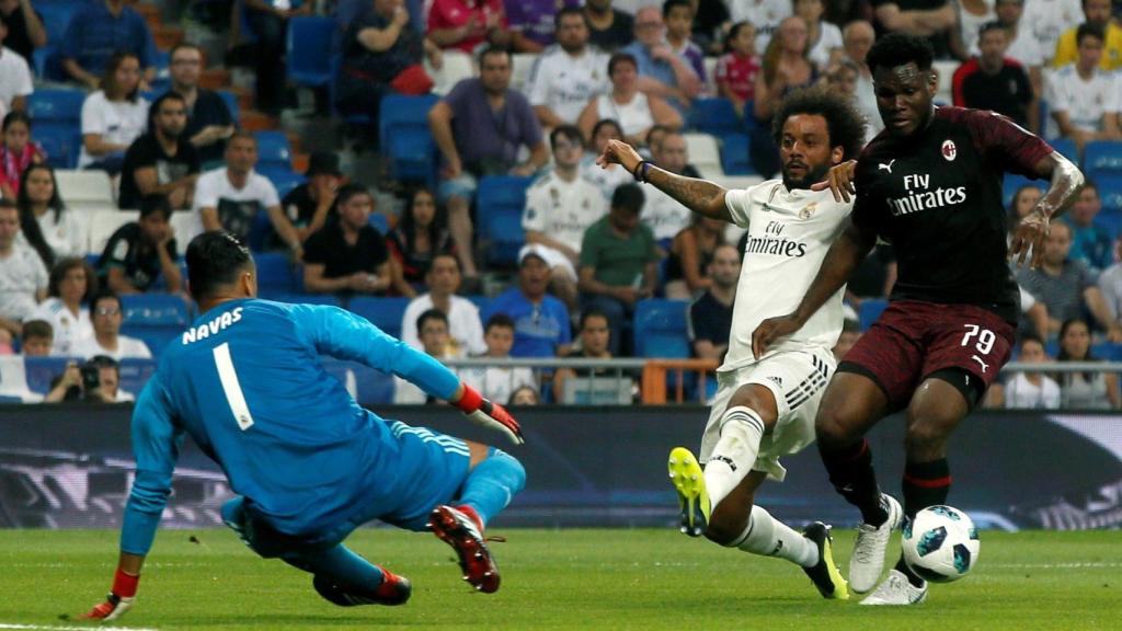 Franck Kessié, defendido por Marcelo, dispara a la portería de Keylor Navas