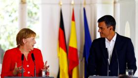 Sánchez y Merkel se plantan ante Salvini: Ningún país puede eximirse del desafío de la inmigración