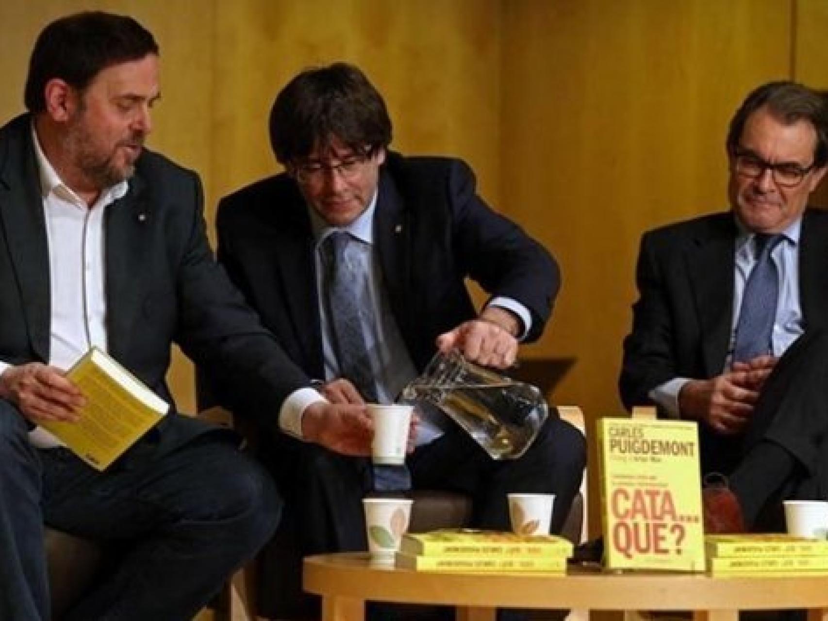 Oriol Junqueras, Carles Puigdemont y Artur Mas durante la presentación de un libro.