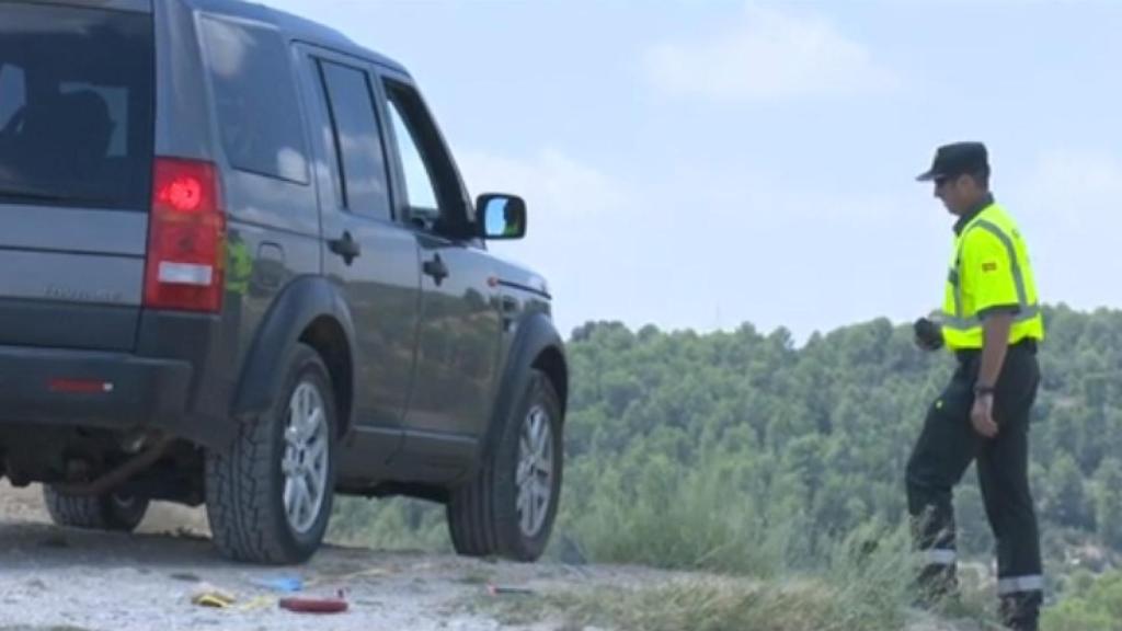 La Guardia Civil realizando la reconstrucción de los hechos con un coche similar