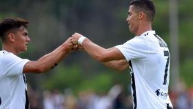 Dybala y Cristiano Ronaldo celebran un gol