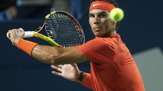 Nadal, golpeando un revés cortado ante Khachanov en Toronto.