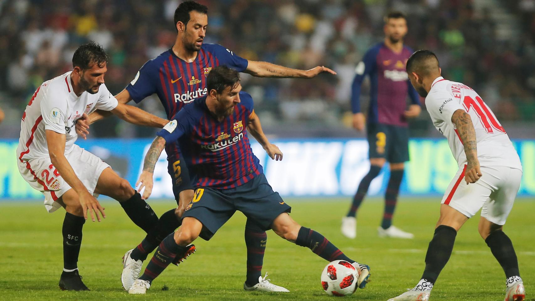 Leo Messi, frente a dos jugadores del Sevilla