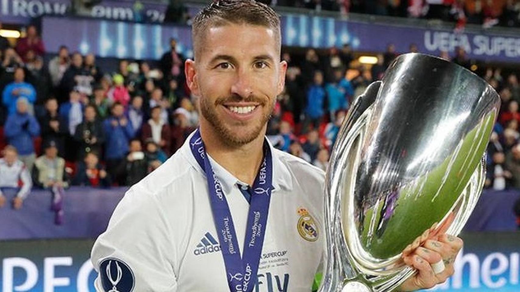 Ramos, con la Supercopa de Europa.